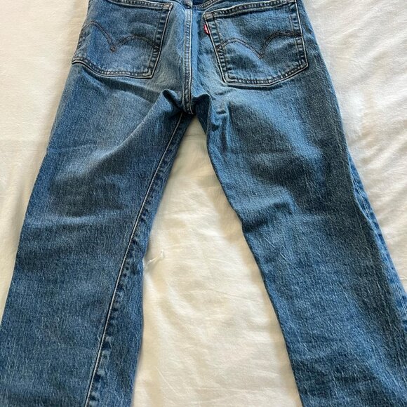 Levi’s Distressed Wedgie Jeans – Classic & Trendy! - Picture 5 of 6
